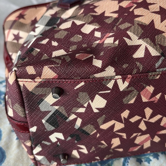 BURBERRY Burgundy/Beige Nova Stars Printed PVC and Patent Leather Nickie Tote - Picture 8 of 13